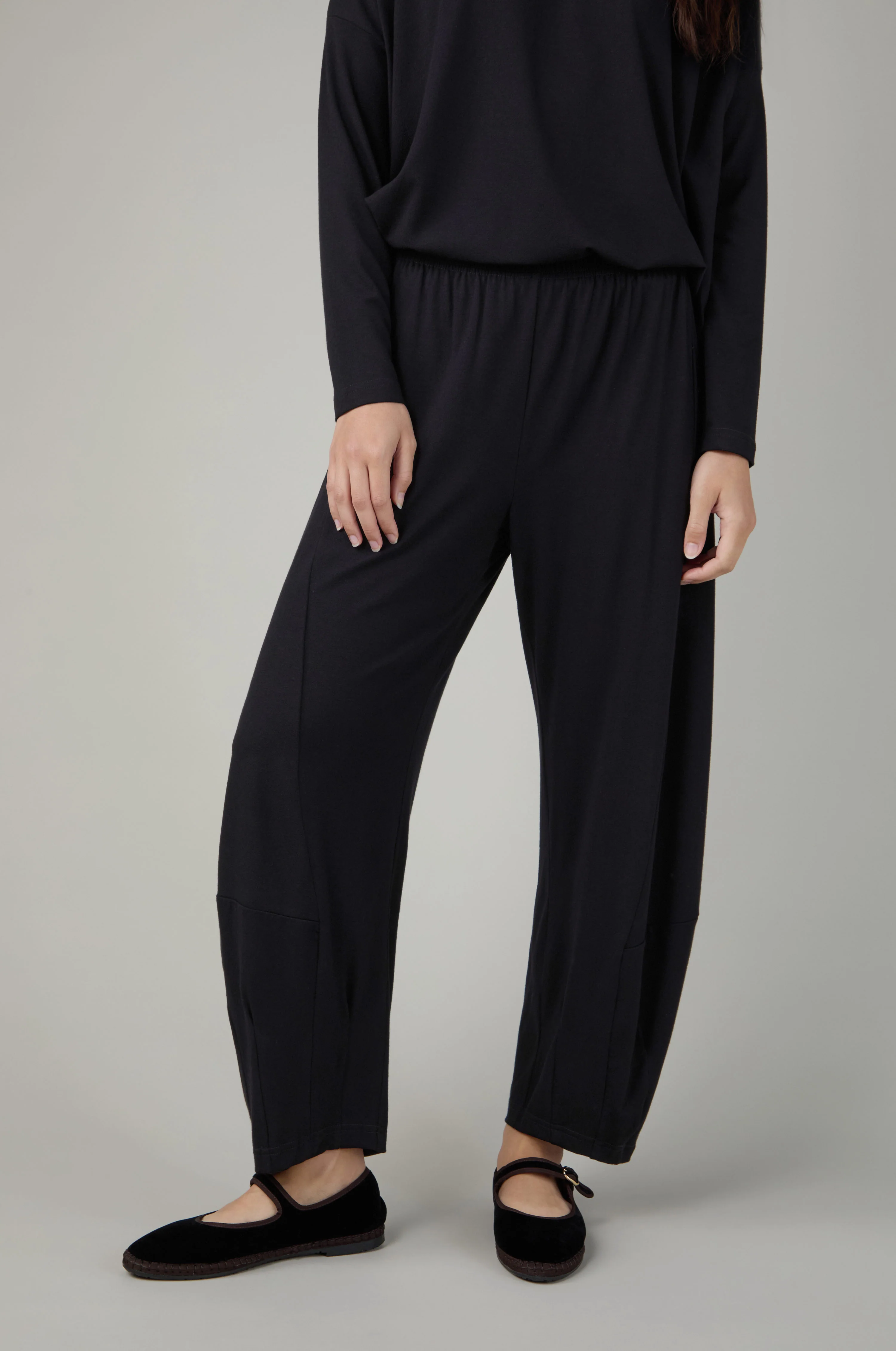Fluid Crepe Black Bubble Trousers - Image 5