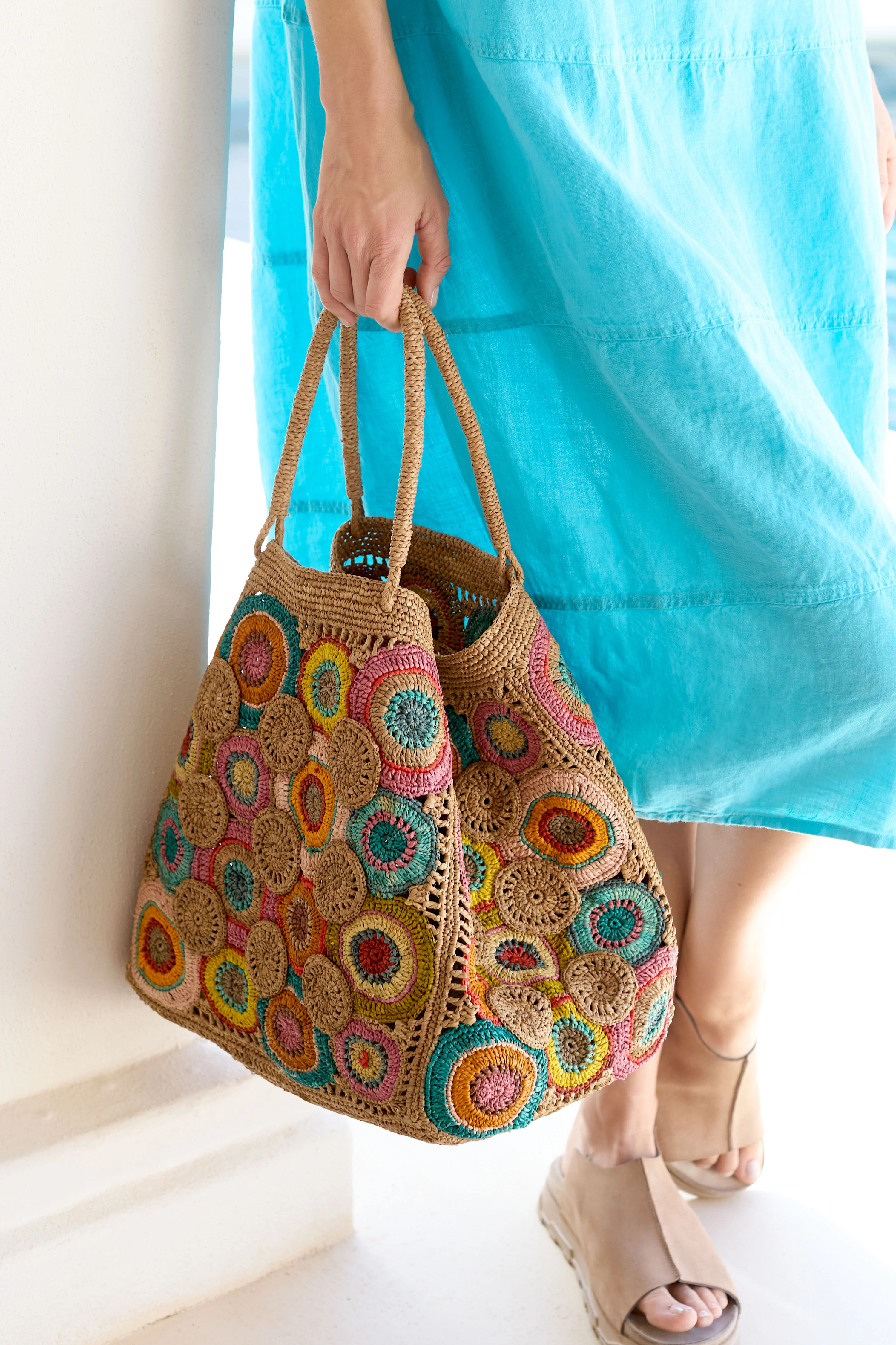 Handwoven Circles Raffia Bag - Image 4