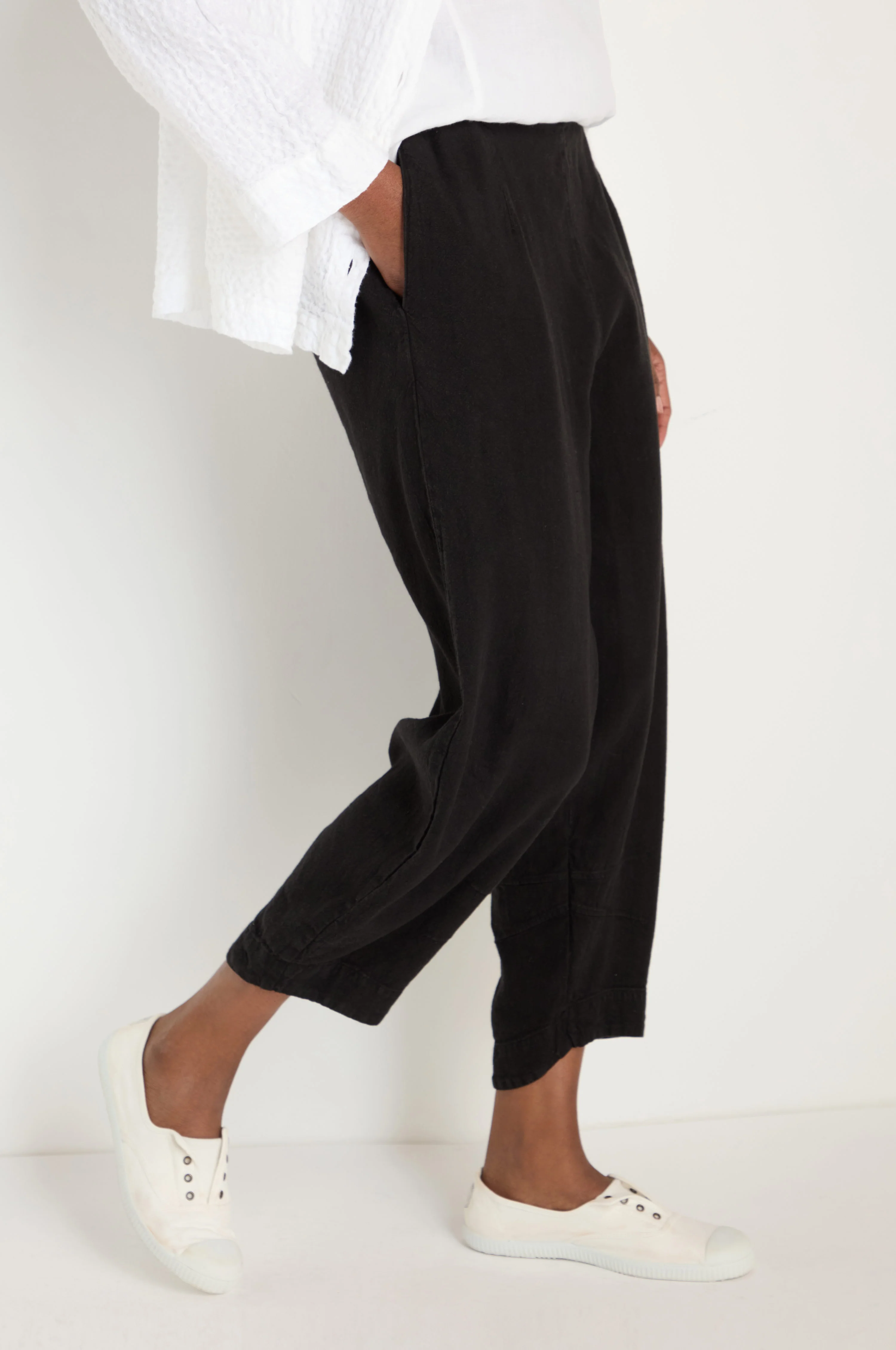 Twisted Linen Crop Black Bubble Trousers - Image 3