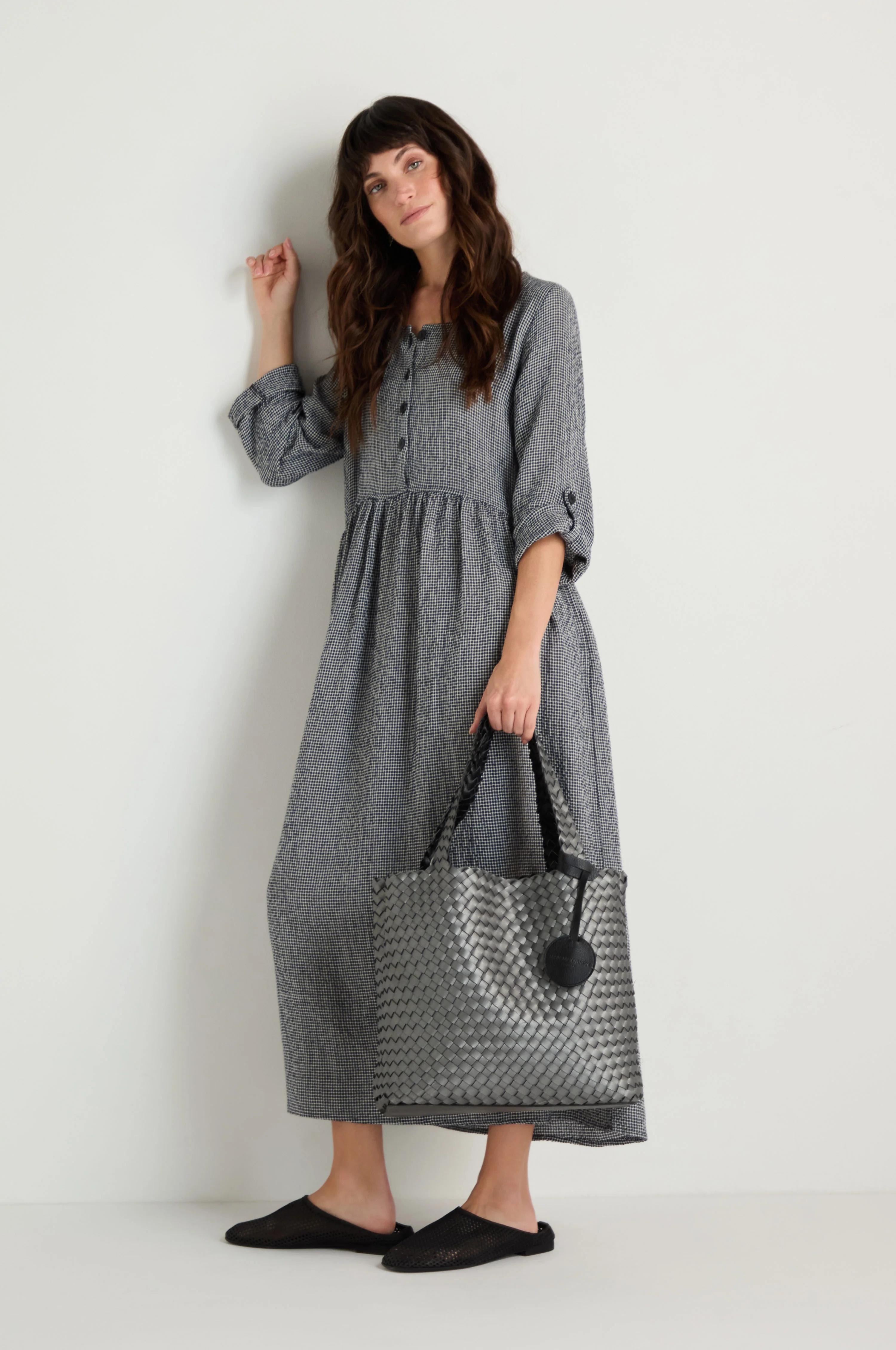 Woven Reversible Black & Gunmetal Bag - Image 4